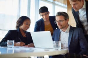 employees discussing IT support with IT consultant